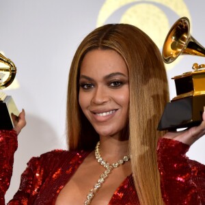 Beyoncé pose avec ses deux pris lors de la 59e édition des Grammy Awards au Staples Center de Los Angeles, le 12 février 2017