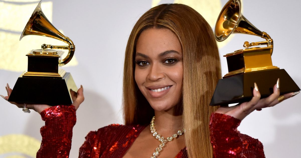 Beyoncé pose avec ses deux pris lors de la 59e édition des Grammy ...