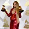 Beyoncé pose avec ses deux pris lors de la 59e édition des Grammy Awards au Staples Center de Los Angeles, le 12 février 2017