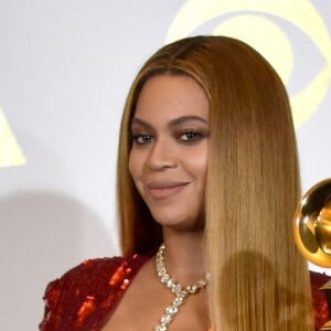 Beyoncé pose avec ses deux pris lors de la 59e édition des Grammy Awards au Staples Center de Los Angeles, le 12 février 2017