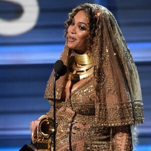 Beyoncé reçoit un prix lors de la 59e édition de Grammy Awards au Staples Center de Los Angeles, le 12 février 2017