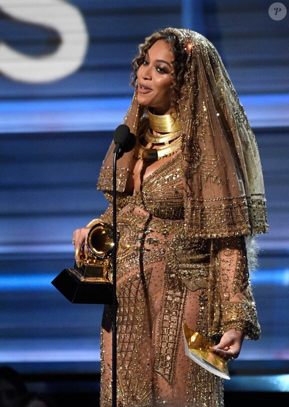 Beyoncé reçoit un prix lors de la 59e édition de Grammy Awards au Staples Center de Los Angeles, le 12 février 2017
