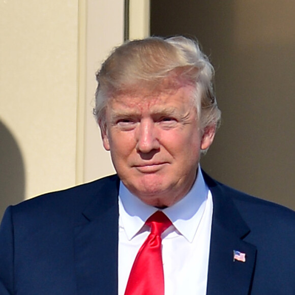 Le président américain Donald Trump arrive à l'aéroport de Palm Beach à bord de Air Force One pour passer une partie du week-end à Mar-a-Lago le 17 février 2017.