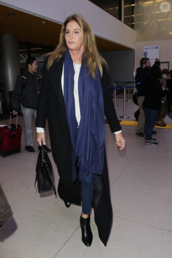 Caitlyn Jenner arrive à l'aéroport de LAX à Los Angeles, le 19 janvier 2017, pour prendre un avion à destination de Washington pour assister à l'investiture du nouveau président des Etats-Unis.