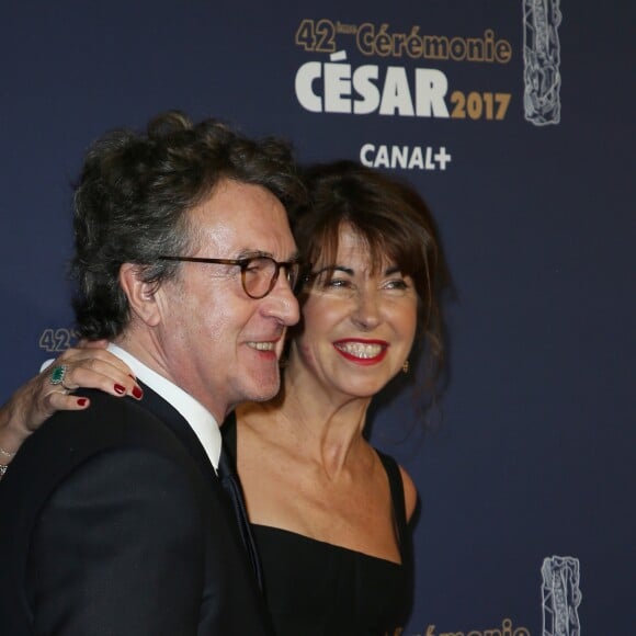François Cluzet et sa femme Narjiss - Photocall de la 42ème cérémonie des Cesar à la salle Pleyel à Paris, le 24 février 2017. © Dominique Jacovides - Olivier Borde / Bestimage