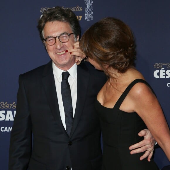 François Cluzet et sa femme Narjiss - Photocall de la 42ème cérémonie des Cesar à la salle Pleyel à Paris, le 24 février 2017. © Dominique Jacovides - Olivier Borde / Bestimage