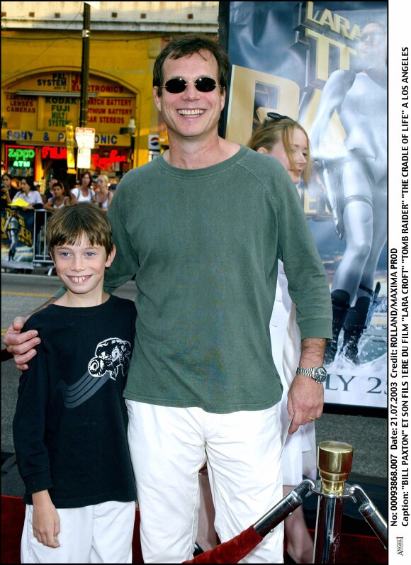 Bill Paxton et son fils pour l'avant-première du film Lara Croft en 2003 à Los Angeles"BILL PAXTON" ET SON FILS 1ERE DU FILM "LARA CROFT" "TOMB RAIDER" "THE CRADLE OF LIFE" A LOS AN