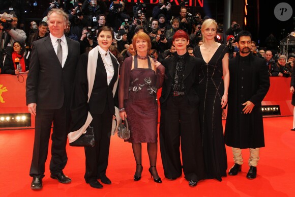 De gauche à droite : Guy Maddin, Isabella Rossellini, Jan Chapman, Sandy Powell, Nina Hoss et Aamir Khan à la première du film "True Grit" au 61e Festival du film de Berlin le 10 février 2011 