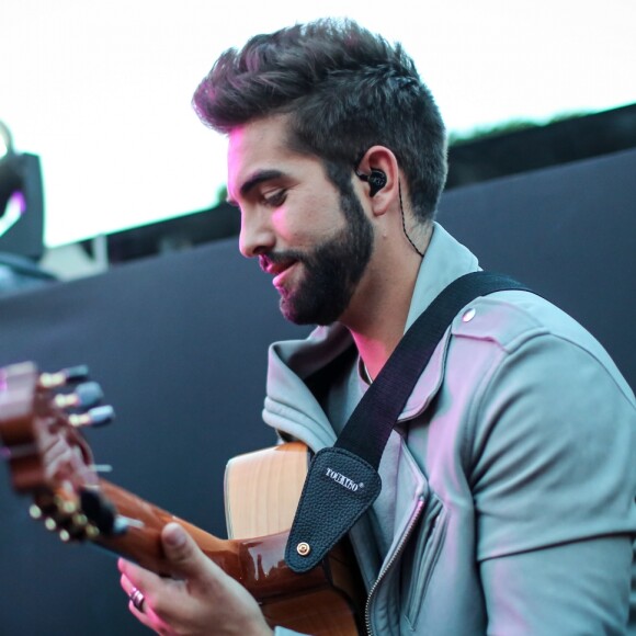 Kendji Girac - Concert "UEFA Euro 2016 Le Grand Show d'Ouverture" dans la fan-zone à la veille du 1er match de l'EURO 2016 sur le Champ-de-Mars, au pied de la Tour Eiffel à Paris le 9 juin 2016. © Cyril Moreau/Bestimage