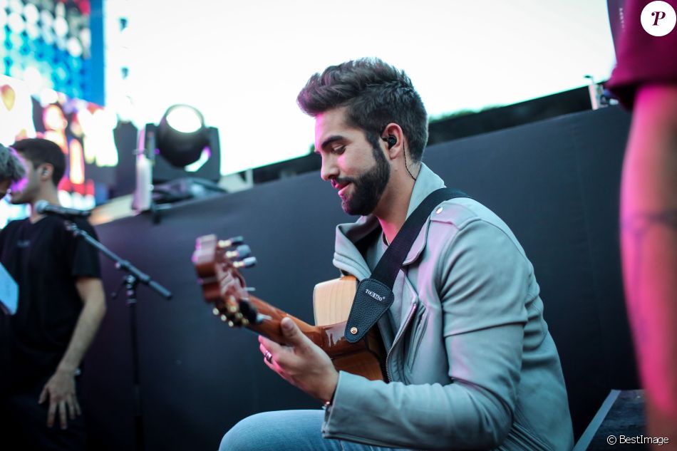 Kendji Girac Concert Uefa Euro 2016 Le Grand Show D Ouverture Dans La Fan Zone A La Veille Du 1er Match De L Euro 2016 Sur Le Champ De Mars Au Pied De La Tou