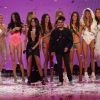 Behati Prinsloo, Lily Aldridge, Alessandra Ambrosio, Selena Gomez (collier Silk Messika Haute Joaillerie), The Weekend au Défilé de mode de Victoria's Secret à Lexington Avenue Armory à New York, le 10 novembre 2015