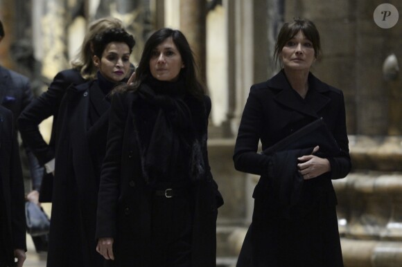 Emmanuelle Alt, Carla Bruni-Sarkozy, Farida Khelfa - Intérieur - Cérémonie religieuse en l'honneur de Franca Sozzani (rédactrice en chef de Vogue Italie décédée le 22 décembre 2016) à Milan, le 27 février 2017.