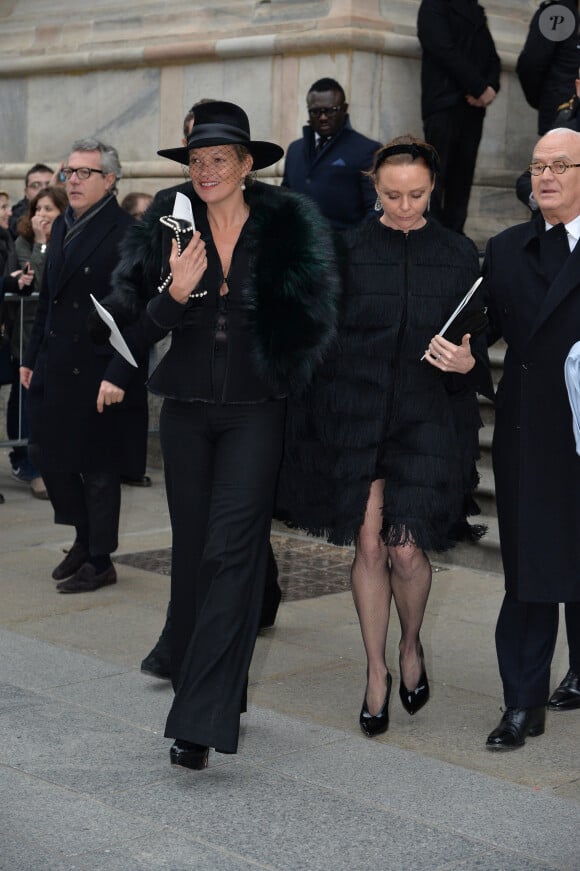 Kate Moss, Stella McCartney - Sortie de la cérémonie religieuse en l'honneur de Franca Sozzani (rédactrice en chef de Vogue Italie décédée le 22 décembre 2016) à Milan, le 27 février 2017.