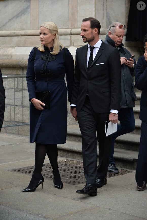 Le prince Haakon et la princesse Mette-Marit de Norvège - Sortie de la cérémonie religieuse en l'honneur de Franca Sozzani (rédactrice en chef de Vogue Italie décédée le 22 décembre 2016) à Milan, le 27 février 2017.