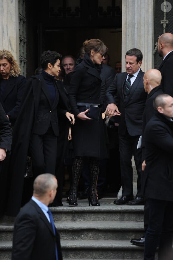 Farida Khelfa, Carla Bruni-Sarkozy - Sortie de la cérémonie religieuse en l'honneur de Franca Sozzani (rédactrice en chef de Vogue Italie décédée le 22 décembre 2016) à Milan, le 27 février 2017.