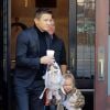 Jeremy Renner quitte son hôtel avec sa fille Ava à New York le 10 novembre 2016