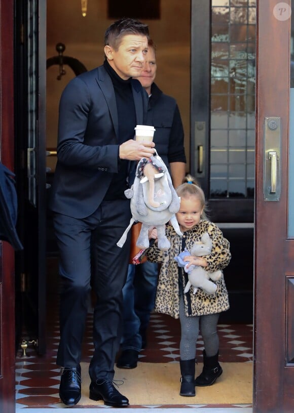 Jeremy Renner quitte son hôtel avec sa fille Ava à New York le 10 novembre 2016