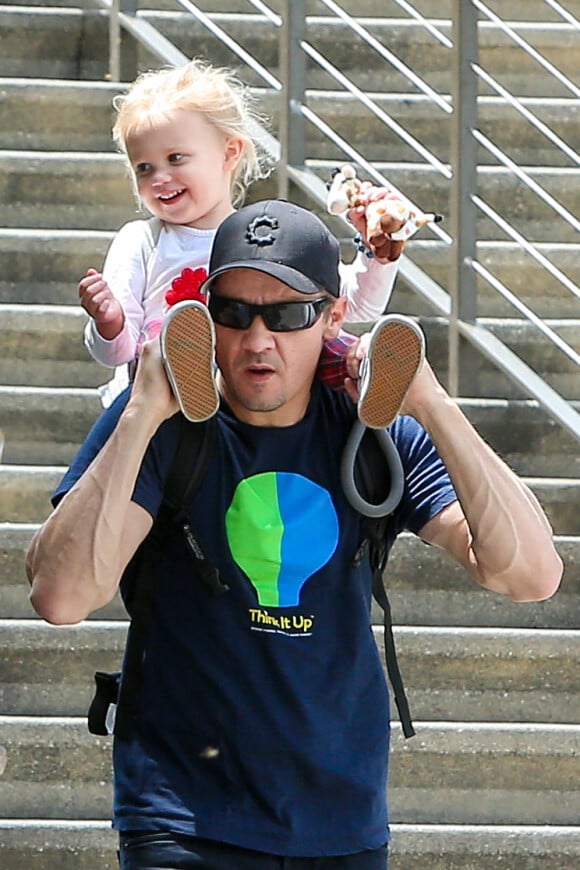 Exclusif - Jeremy Renner passe la journée avec sa fille Ava Renner dans un zoo à Los Angeles, le 23 mai 2016