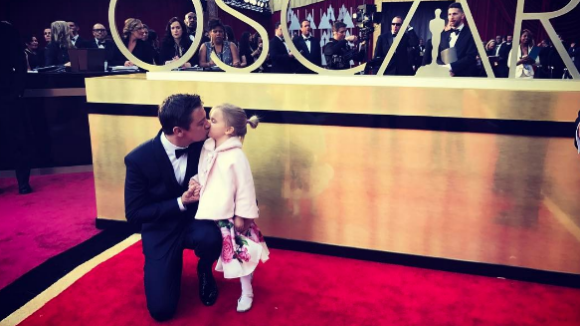 Jeremy Renner embrasse sa fille sur la bouche (et c'est adorable)