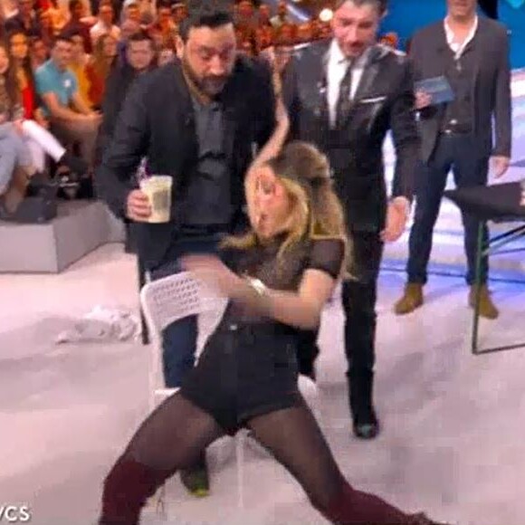 Capucine Anav chute - "TPMP", mercredi 1er mars 2017, C8