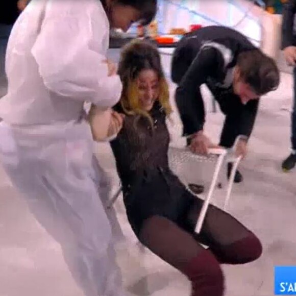 Capucine Anav fait une belle chute - "TPMP", mercredi 1er mars 2017, C8