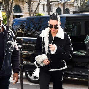 Kendall Jenner arrive à L'Avenue à Paris, le 2 mars 2017.