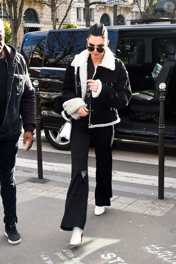 Kendall Jenner arrive à L'Avenue à Paris, le 2 mars 2017.