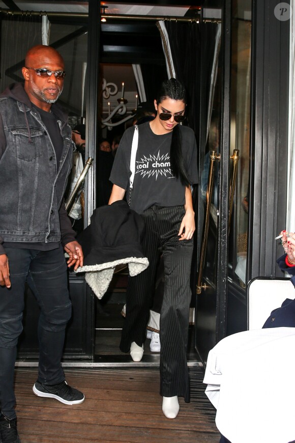 Kendall Jenner quitte le restaurant L'Avenue à Paris le 2 mars 2017.