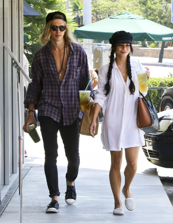 Vanessa Hudgens et son petit ami Austin Butler se promènent dans les rues de Studio City, le 7 septembre 2015