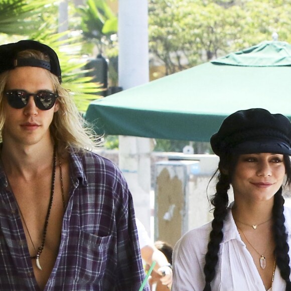 Vanessa Hudgens et son petit ami Austin Butler se promènent dans les rues de Studio City, le 7 septembre 2015