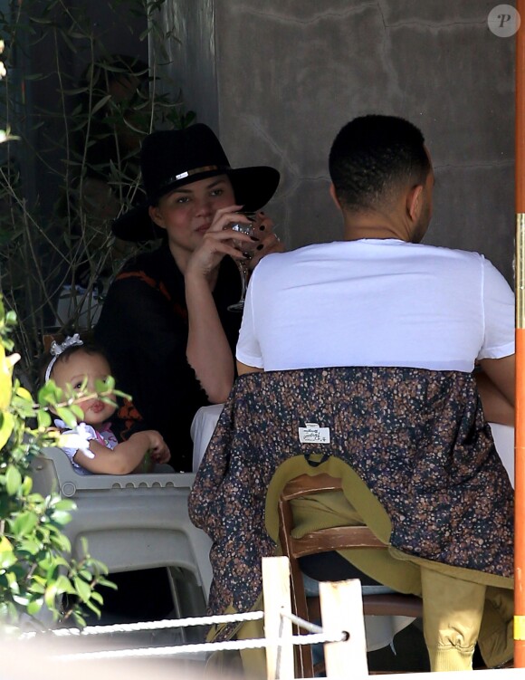 John Legend et sa femme Chrissy Teigen sont allés déjeuner en famille avec leur fille Luna au restaurant Il Pastaio à Beverly Hills, le 2 mars 2017