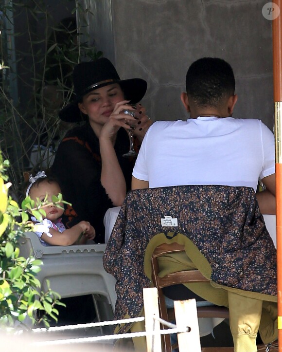 John Legend et sa femme Chrissy Teigen sont allés déjeuner en famille avec leur fille Luna au restaurant Il Pastaio à Beverly Hills, le 2 mars 2017