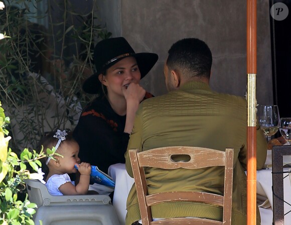 John Legend et sa femme Chrissy Teigen sont allés déjeuner en famille avec leur fille Luna au restaurant Il Pastaio à Beverly Hills, le 2 mars 2017