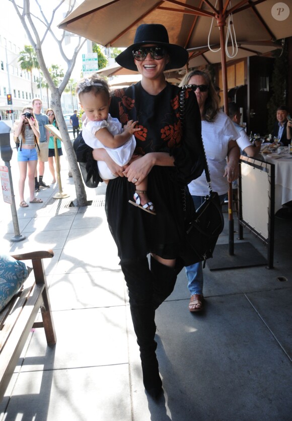 John Legend et sa femme Chrissy Teigen sont allés déjeuner en famille avec leur fille Luna au restaurant Il Pastaio à Beverly Hills, le 2 mars 2017