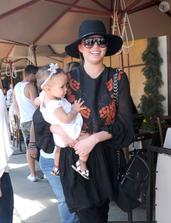 John Legend et sa femme Chrissy Teigen sont allés déjeuner en famille avec leur fille Luna au restaurant Il Pastaio à Beverly Hills, le 2 mars 2017