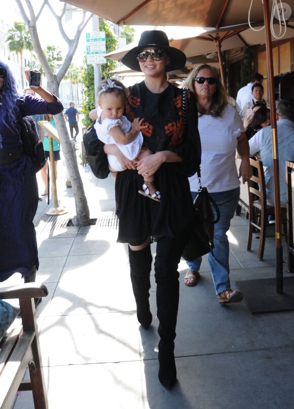 John Legend et sa femme Chrissy Teigen sont allés déjeuner en famille avec leur fille Luna au restaurant Il Pastaio à Beverly Hills, le 2 mars 2017