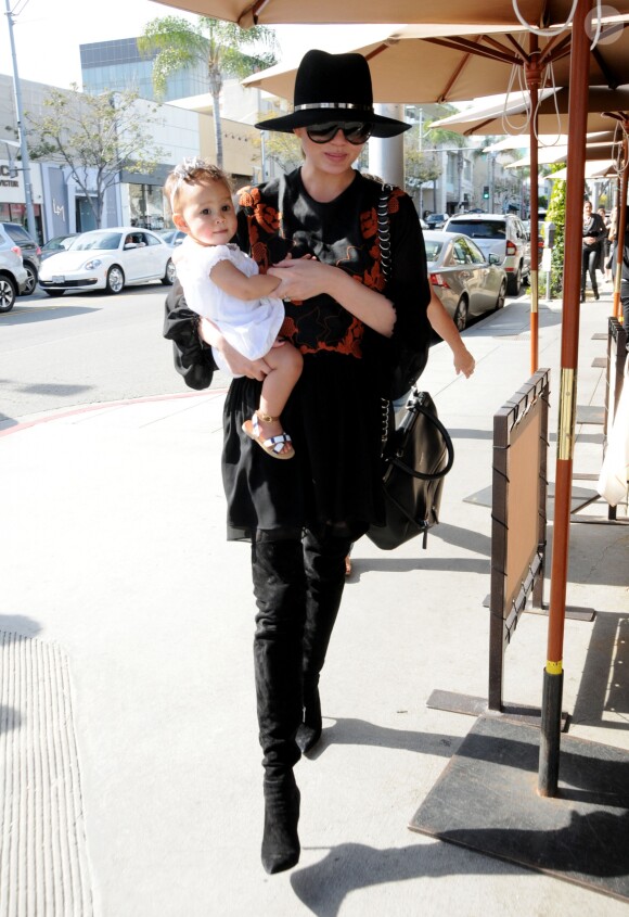 John Legend et sa femme Chrissy Teigen sont allés déjeuner en famille avec leur fille Luna au restaurant Il Pastaio à Beverly Hills, le 2 mars 2017