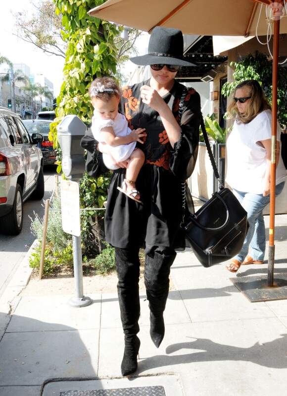 John Legend et sa femme Chrissy Teigen sont allés déjeuner en famille avec leur fille Luna au restaurant Il Pastaio à Beverly Hills, le 2 mars 2017