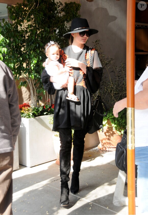 John Legend et sa femme Chrissy Teigen sont allés déjeuner en famille avec leur fille Luna au restaurant Il Pastaio à Beverly Hills, le 2 mars 2017