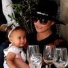 John Legend et sa femme Chrissy Teigen sont allés déjeuner en famille avec leur fille Luna au restaurant Il Pastaio à Beverly Hills, le 2 mars 2017