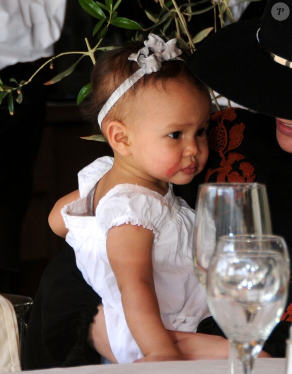 John Legend et sa femme Chrissy Teigen sont allés déjeuner en famille avec leur fille Luna au restaurant Il Pastaio à Beverly Hills, le 2 mars 2017