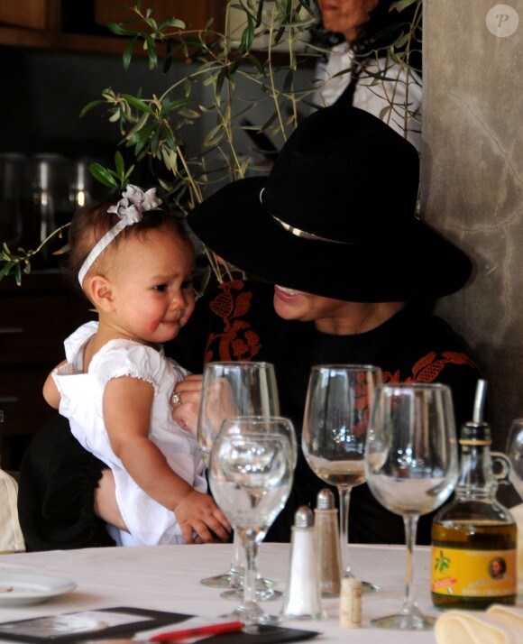 John Legend et sa femme Chrissy Teigen sont allés déjeuner en famille avec leur fille Luna au restaurant Il Pastaio à Beverly Hills, le 2 mars 2017