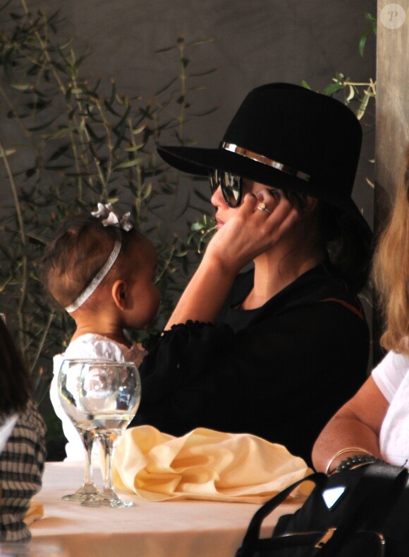 John Legend et sa femme Chrissy Teigen sont allés déjeuner en famille avec leur fille Luna au restaurant Il Pastaio à Beverly Hills, le 2 mars 2017