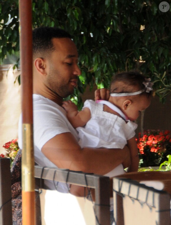 John Legend et sa femme Chrissy Teigen sont allés déjeuner en famille avec leur fille Luna au restaurant Il Pastaio à Beverly Hills, le 2 mars 2017