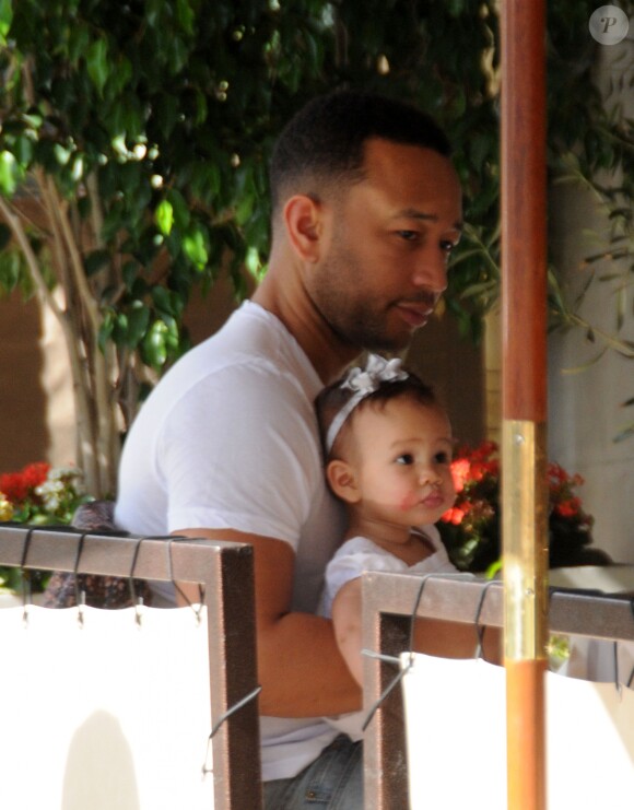 John Legend et sa femme Chrissy Teigen sont allés déjeuner en famille avec leur fille Luna au restaurant Il Pastaio à Beverly Hills, le 2 mars 2017