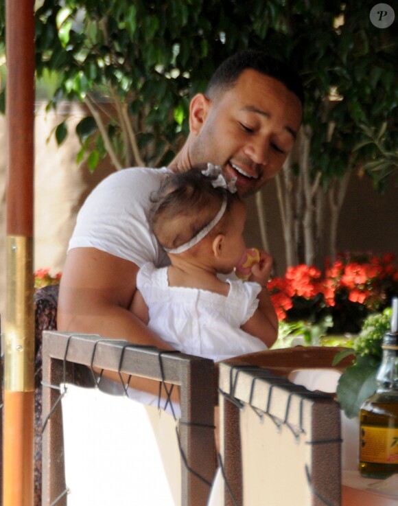 John Legend et sa femme Chrissy Teigen sont allés déjeuner en famille avec leur fille Luna au restaurant Il Pastaio à Beverly Hills, le 2 mars 2017