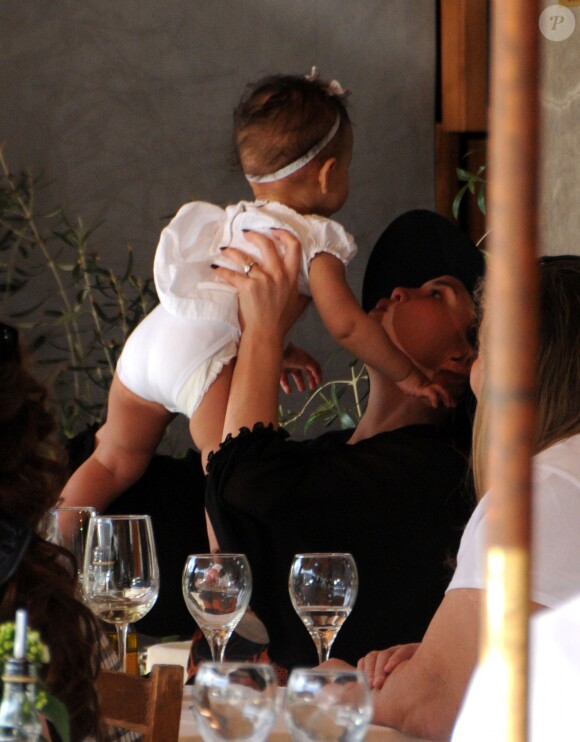 John Legend et sa femme Chrissy Teigen sont allés déjeuner en famille avec leur fille Luna au restaurant Il Pastaio à Beverly Hills, le 2 mars 2017