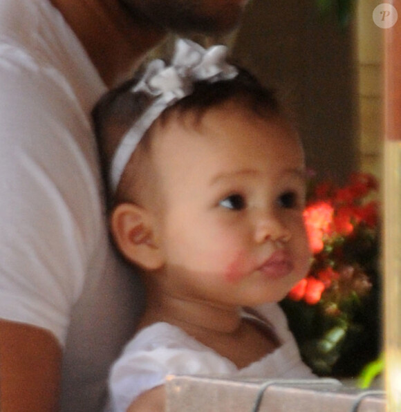 John Legend et sa femme Chrissy Teigen sont allés déjeuner en famille avec leur fille Luna au restaurant Il Pastaio à Beverly Hills, le 2 mars 2017