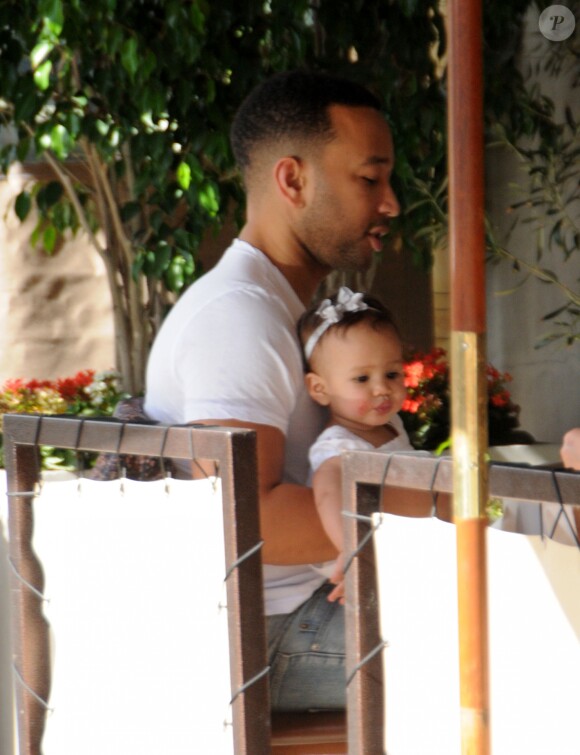 John Legend et sa femme Chrissy Teigen sont allés déjeuner en famille avec leur fille Luna au restaurant Il Pastaio à Beverly Hills, le 2 mars 2017