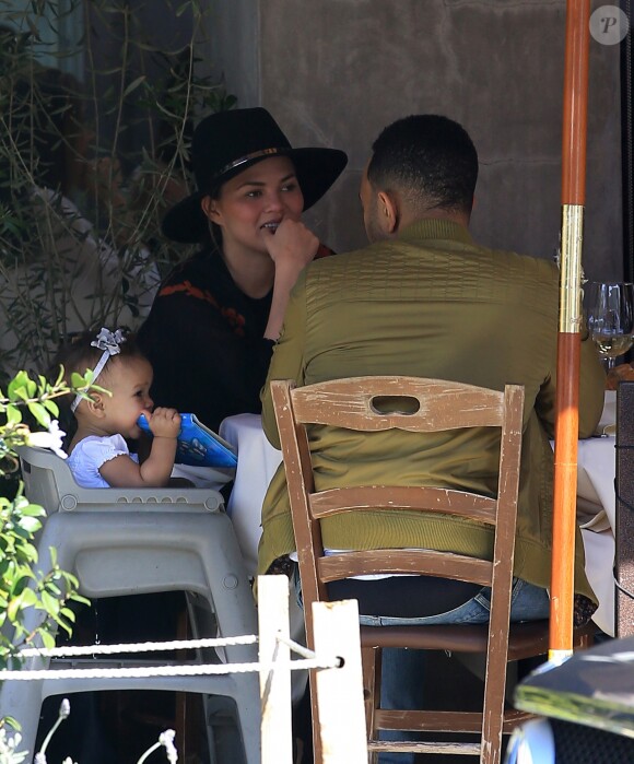 John Legend et sa femme Chrissy Teigen sont allés déjeuner en famille avec leur fille Luna au restaurant Il Pastaio à Beverly Hills, le 2 mars 2017